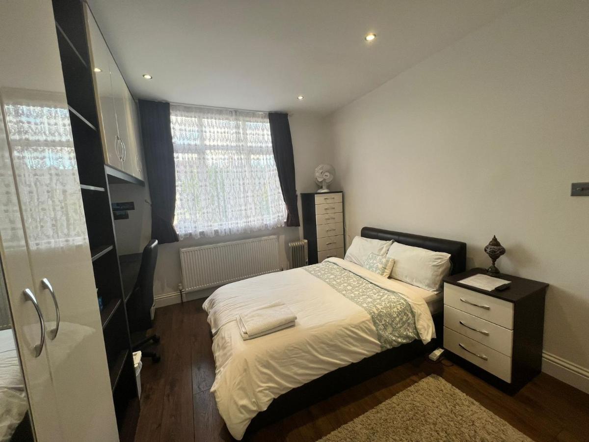 Deluxe Homestay Near Tottenham Hotspur Stadium Лондон Екстериор снимка